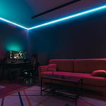 R-Music Bande LED RGB de 3 m fléxible, dimmable, multicolore, application dédiée, bluetooth 4.2 et incluant 5 accroches ainsi que sa télécommande.