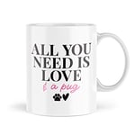 Tongue in Peach Mug pour animal de compagnie | All You Need is Love and A Carlin | Mug fantaisie pour thé, café, ami, chiot, chat, fourrure, bébé, grand-mère, maman, fille Best | MBH2089