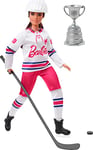 Barbie Poupée Joueuse De Hockey Articulée Brune Aux Formes Rondes, 30 Cm, avec Maillot, Casque, Crosse, Palet Et Trophée, Jouet Enfant, A Partir De 3 Ans, HFG74