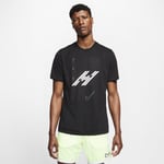 Keep running with the Nike Dri-FIT T-Shirt. Soft, cotton fabric and a vibrant graphic nod to culture in London. This product is made from blend of at least 75% organic recycled polyester. Running T-Shirt - Black