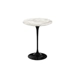Knoll - Saarinen Round Table - Småbord, Svart underrede, skiva i glansig vit Calacatta marmor, Ø 41 - Svart - Sidobord - Metall/Trä