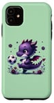 Coque pour iPhone 11 Vert, charmant dragon violet jouant au football avec des fleurs