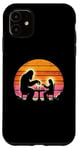 Coque pour iPhone 11 Bigfoot vs Jesus Jeu d'échecs – Drôle Sasquatch Jésus Christ