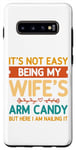 Coque pour Galaxy S10+ Ce n'est pas facile d'être le bonbon pour les bras de ma femme - Funny Husband