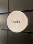 Nunki Hörlurshållare Vit med stor Nunki logo