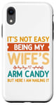 Coque pour iPhone XR Ce n'est pas facile d'être le bonbon pour les bras de ma femme - Funny Husband