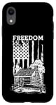 Coque pour iPhone XR Cabane d'extérieur Freedom en bois avec drapeau américain vertical