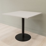 Cafébord kvadratiskt med runt pelarstativ, Storlek 80 x 80 cm, Bordsskiva Ljusgrå, Stativ Svart