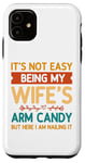 Coque pour iPhone 11 Ce n'est pas facile d'être le bonbon pour les bras de ma femme - Funny Husband