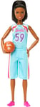 Barbie Joueuse de Basket Poupée Brune articulée vêtue d’Une Tenue de Sport Amovible avec Ballon, 22 Points d'articulation, HKT74