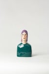 Robin Danielsson Untitled Figures 2023 (Lilla hår, grønn genser med striper)