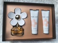 Marc Jacobs Daisy Love Eau De Toilette Gift Set