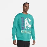 Show some altitude in the Jordan Winter Utility Fleece Crew. Made from mid-weight brushed fleece, this versatile top is soft, warm and relaxed. A mixed-media graphic stacks of MJ's career numbers with seasonal artwork. Men's Crew - Green
