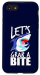 Coque pour iPhone SE (2020) / 7 / 8 Let's Grab A Bite Shark Graphique Humour Citation Sarcastique