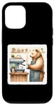 Coque pour iPhone 15 Pro Bear As Barista In Cozy Shop. Machine à expresso pour café latte