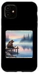 Coque pour iPhone 11 Canne à pêche à l'ours au bord du lac brumeux à l'aube
