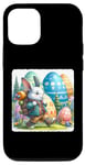 Coque pour iPhone 13 Lapin Hikes Among Giant Easter Orbs Sac à dos aventurier