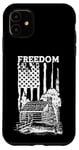 Coque pour iPhone 11 Cabane d'extérieur Freedom en bois avec drapeau américain vertical