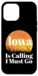 Coque pour iPhone 14 Plus L'Iowa appelle I Must Go Funny Midwest Sunset Field Funny