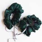 Fyllig scrunchie 100% mullbärssilke (Skogsgrön)