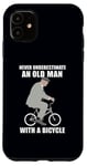 Coque pour iPhone 11 Ne sous-estimez jamais un vieil homme avec un mème de vélo à vélo