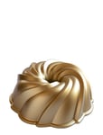 Swirl Bundt® Pan Home Kitchen Baking Accessories Baking Tins Cookies- & Cake Tins Gold Nordic Ware