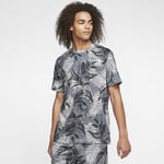 Ease into warm weather with the Jordan Poolside Crew. It's made from lightweight, softly knit cotton an all-over palm graphic. Classic Cotton A look and feel you can count on, fabric is soft, lightweight breathable. Palm Speckle The graphic inspired by lush foliage. accented throughout splatters of contrasting colour. Men's Printed Crew - Black