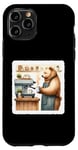 Coque pour iPhone 11 Pro Bear As Barista In Cozy Shop. Machine à expresso pour café latte