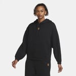 The NikeCourt Hoodie lets you warm up or lay low in comfort. Soft fleece and an oversized fit keep cosy during training play. Feel Comfortable Fleece fabric feels extremely soft. Look Casual Dropped shoulder seams shape create a baggy look. shortened hem falls near the waist. Keep Covered Drawcord wear hood loose cinch out cold. Women's Tennis - Black