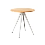 HAY - Pyramid Café Table 21 - Beige Base - Oiled Oak - Ø70 cm - Ruokapöytä - Friso Kramer,Wim Rietveld - Puun värinen - Metalli/Puu
