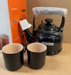 Le Creuset Traditional Stove-Top Kettle with Whistle & 2 Mugs -Black