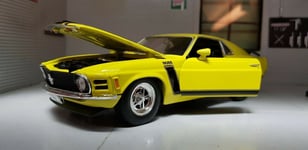 Ford Mustang 302 GT 1970 Yellow Boss 1:24 Scale Model Welly Diecast Detailed Car