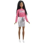 Barbie Poupée « Brooklyn » Roberts avec Cheveux Tressés, T-Shirt Rose NYC, Jupe Métallisée et Chaussures, Jouet Enfant, De 3 à 7 Ans, HGT14