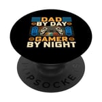 Dad by Day, Gamer by Night Design amusant pour joueur vidéo PopSockets PopGrip Interchangeable