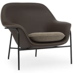 Normann Copenhagen Drape Lounge Chair Low Grey Steel Lenestol Skum Laget av skinn skinn, Ramme i svart stål Brun Skinn