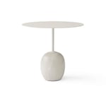 Tradition Lato LN9 er et bord i stål og marmor som ved første øyekast minner om en skulptur. Basen av oval bordplaten smal oval, absolutt tidløst sidebord. Bordet kommer to størrelser farger.</p> &Tradition Bord LN9, Ivory White 5709262010882