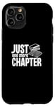 Coque pour iPhone 11 Pro Just One More Chapter Funny Bookworm Book Reading Citation