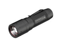 LEDLENSER Ficklampa med fokusering. Två ljusstyrkor (25/300 lumen). 3 AAA-batterier ingår. IP54.