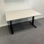 Wulff Höj och sänkbart skrivbord 120x60cm Ljusgrå laminatskiva RAL 7047 Färg på stativ: Svart - bordsskiva: