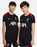 Liverpool FC Strike Nike Dri-FIT kortermet strikket fotballoverdel til store barn