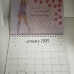 Taylor Swift 2025 Officiell Kalender (färg: Rosa)