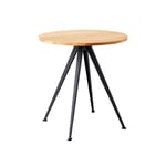 HAY - Pyramid Café Table 21 - Black Base - Oiled Oak - Ø70 cm - Ruokapöytä - Friso Kramer,Wim Rietveld - Puun värinen - Metalli/Puu