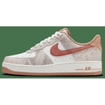 Nike Air Force 1 '07 LV8, storlek 43