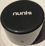 Nunki Hörlurshållare Svart med stor Nunki logo