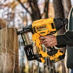 DeWALT CORDLESS FENCING STAPLER WITH BATTERIES & 1 BOX STAPLES