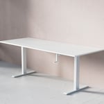 Höj och sänkbart skrivbord - Standard med vev, Storlek 200x80 cm, Bordsskiva Vit, Stativ Vit
